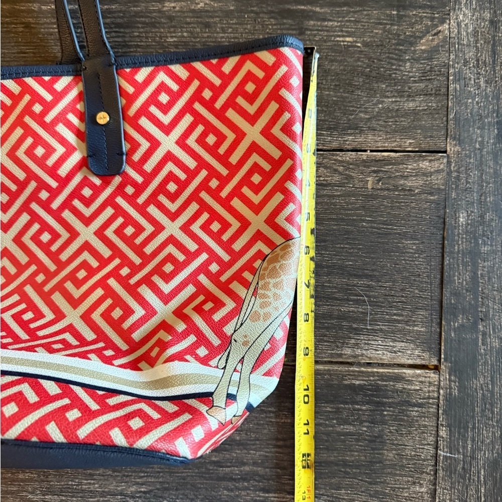C Wonder Geometric Giraffe Tote Bag - Picture 9 of 10